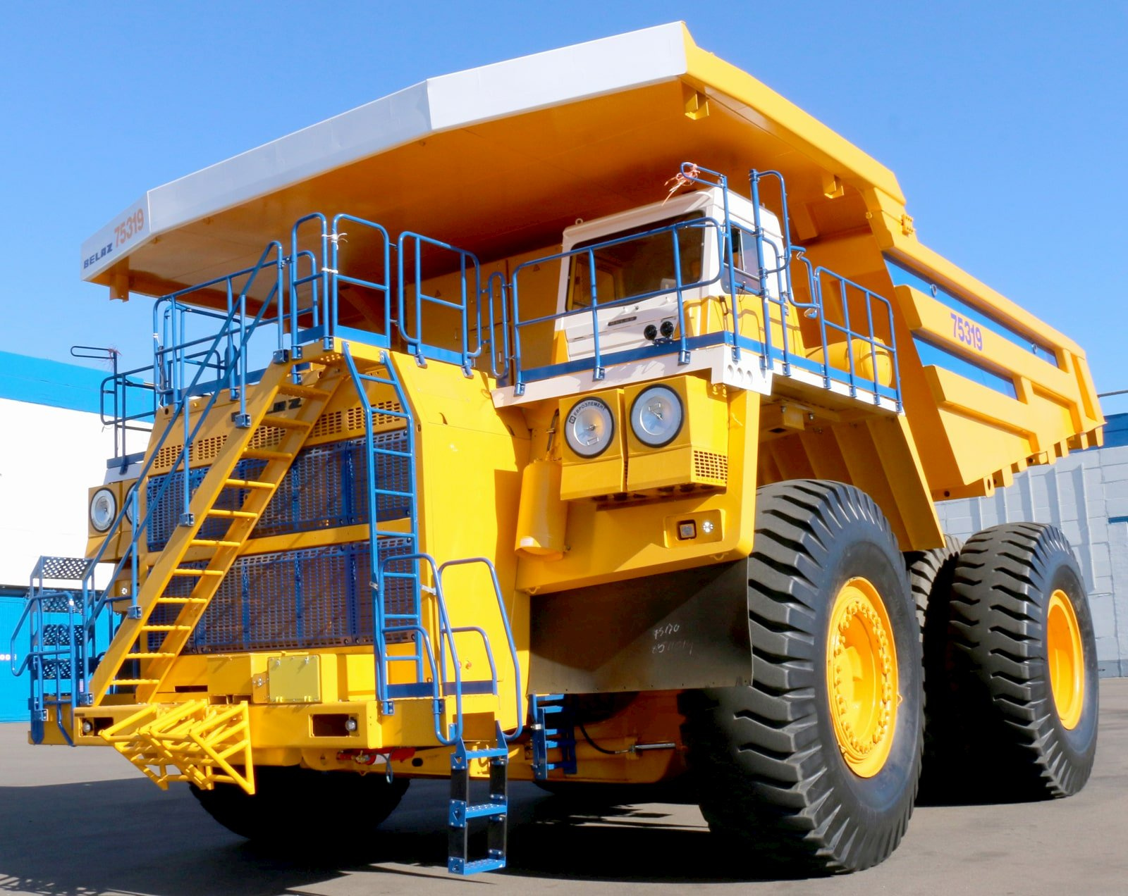 Карьерный самосвал komatsu 930e (комацу), белаз, камаз: топ 10 самых больших грузовиков и грузоподъемных машин в мире