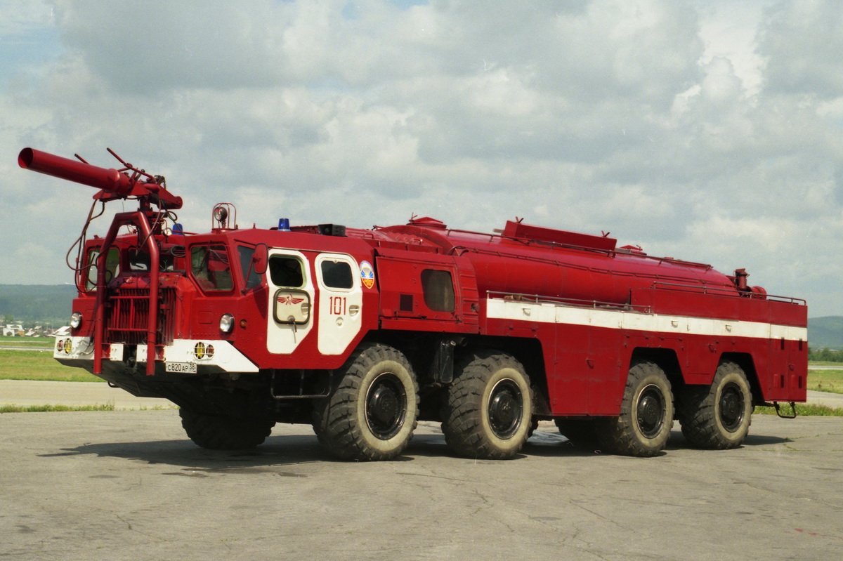 Маз 7310 грузовой автомобиль с двумя кабинами. ураган