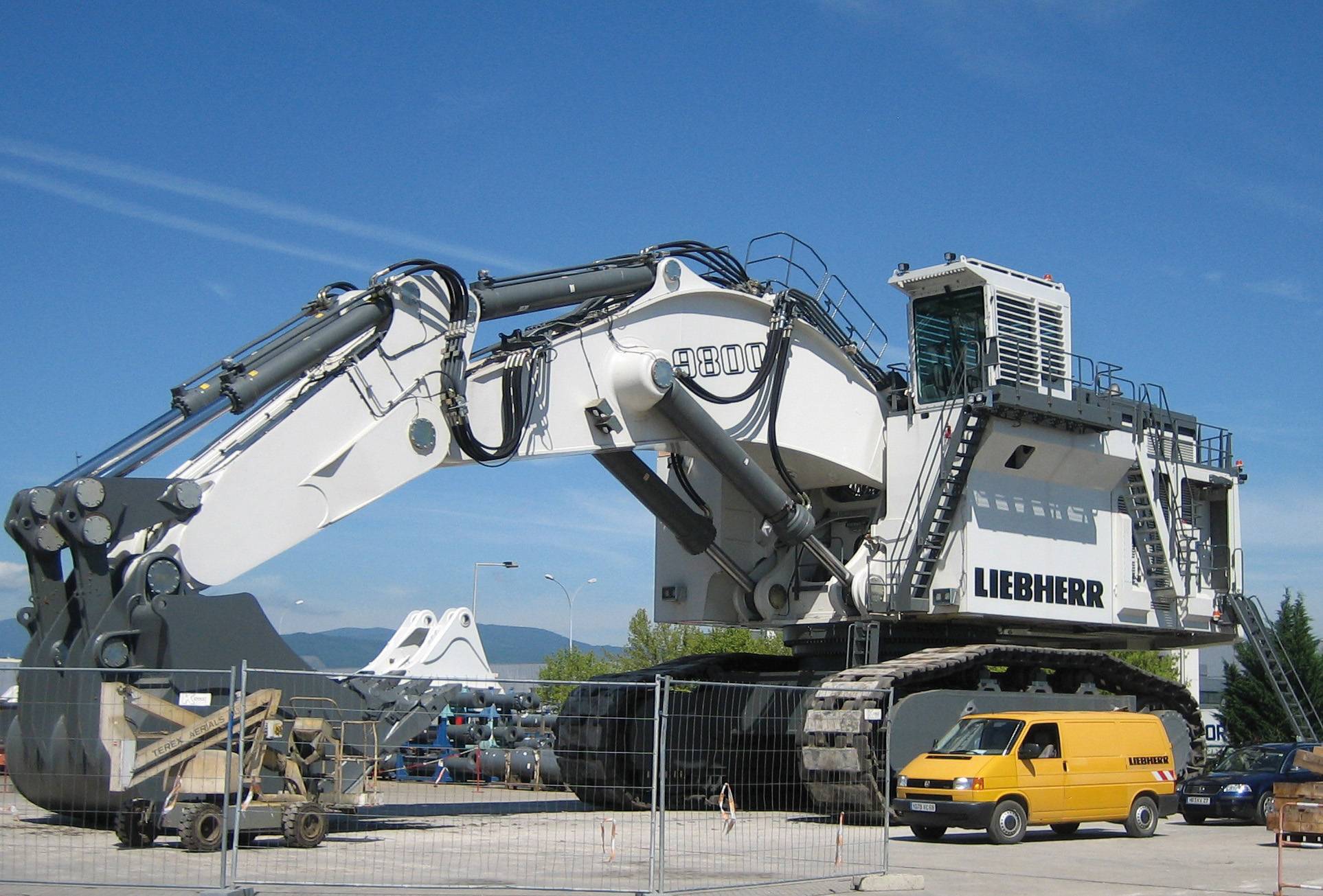 Тонна техника. Карьерный экскаватор Liebherr r9800. Экскаватор Либхер 9800. Самый большой экскаватор Либхер 9800. Liebherr 9800 экскаватор.