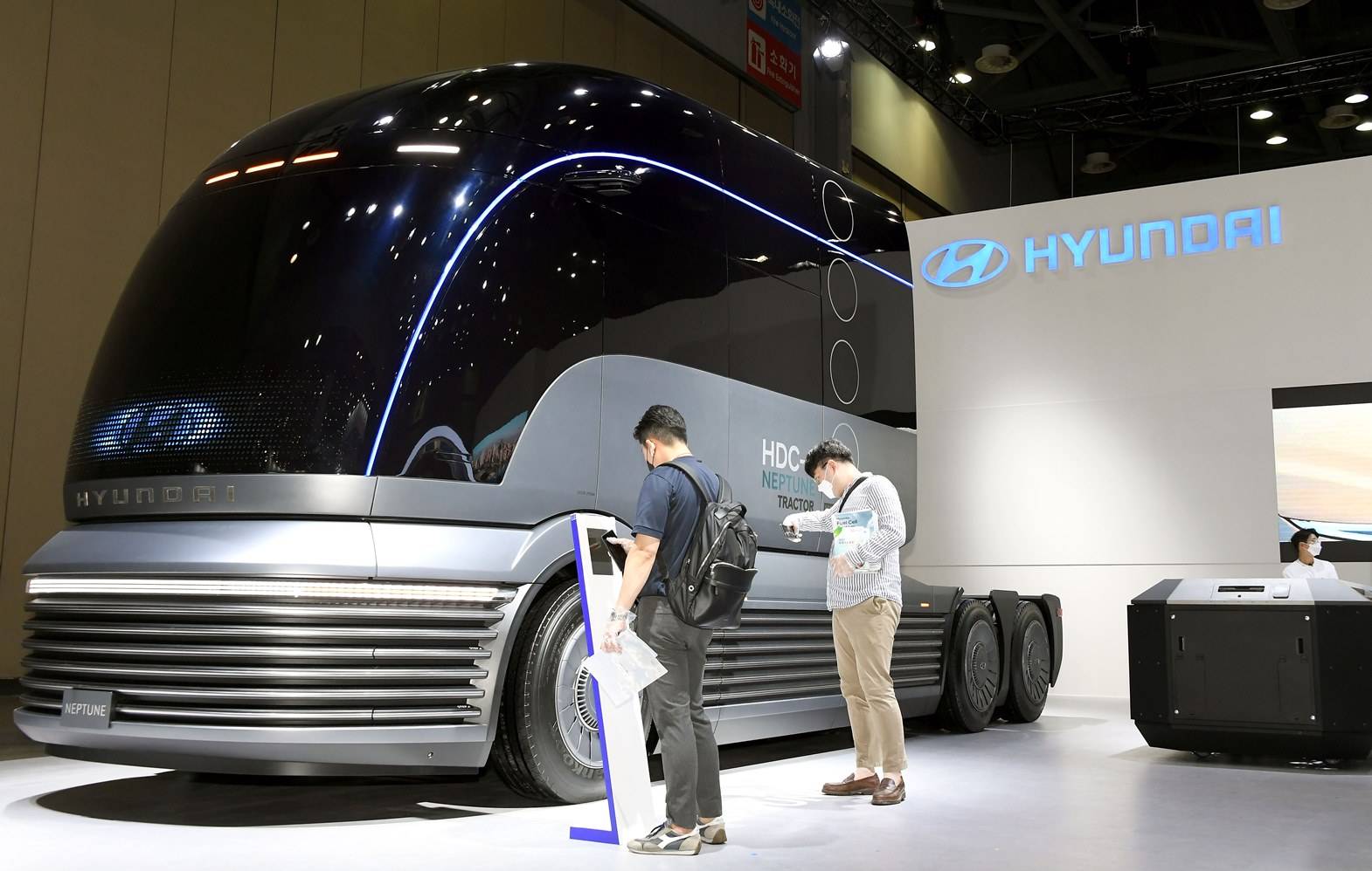 Hyundai hdc-6 neptune: hydrogen semi truck is here.