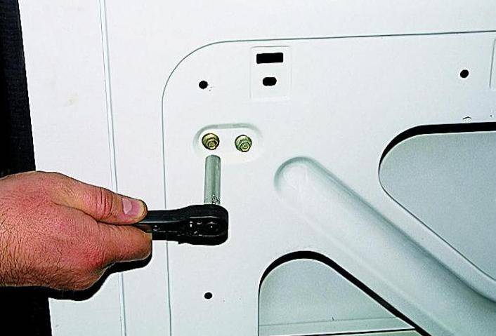 Разборка и сборка двери кабины газель некст