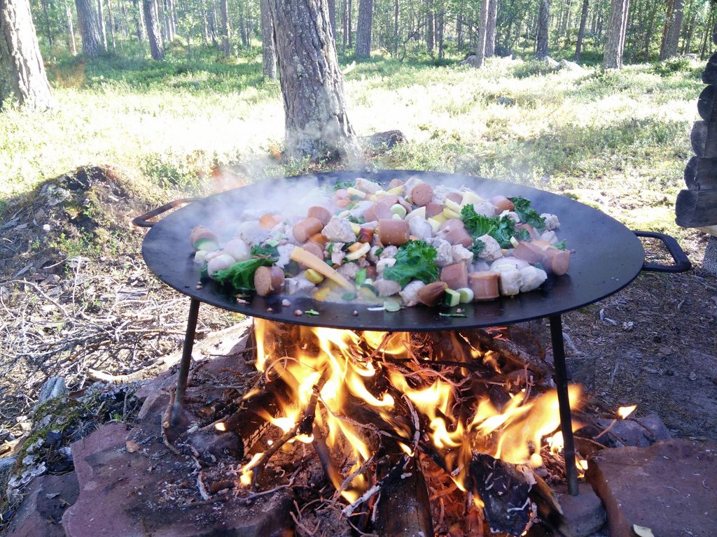 Сковорода для костра: как выбрать чугунную большую походную сковородку и плоскую туристическую?