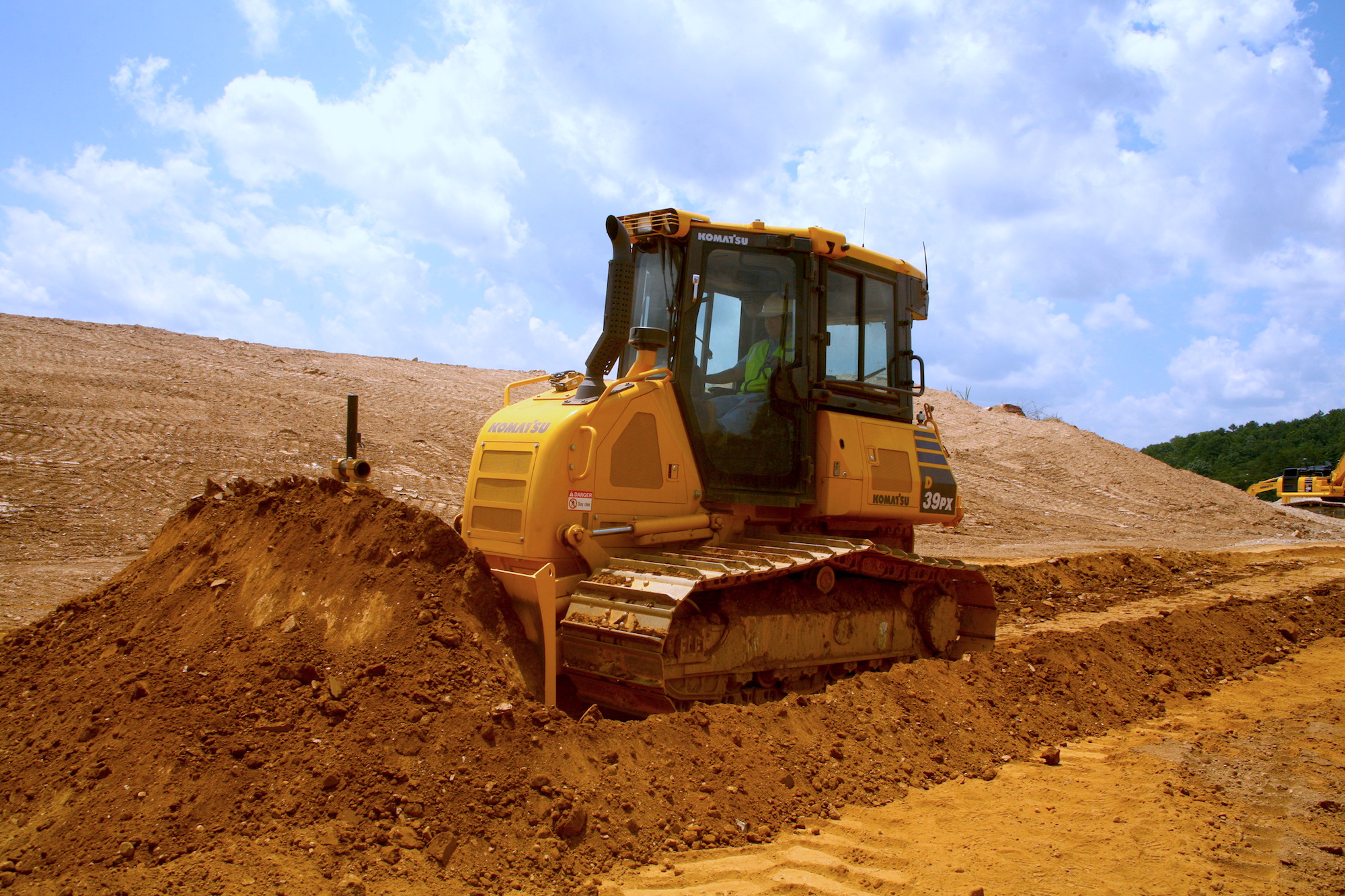 Бульдозер Komatsu D39EX-22 технические характеристики